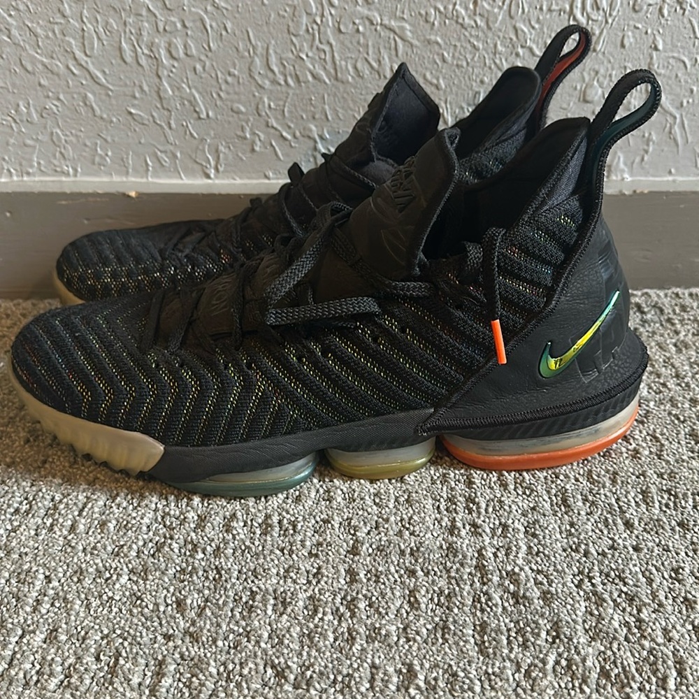 Men’s Basketball Shoe